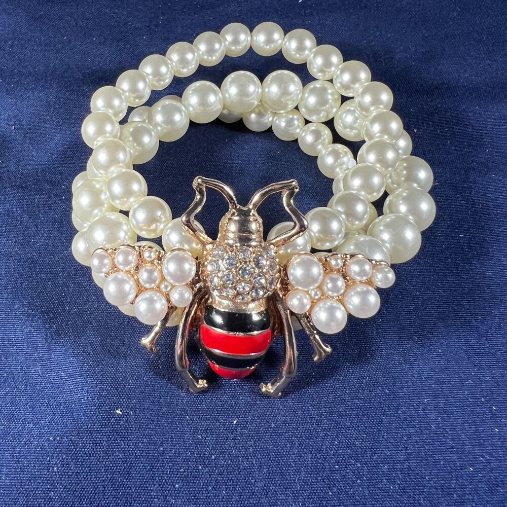 Bee-Themed Pearl Stretch Bracelet With Rhinestone Accents & Gold Tone Details